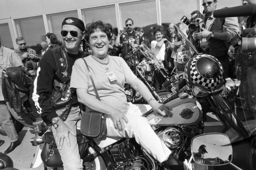 Berühmt wurde er vor allem durch den Film „Easy Rider“. Fonda stirbt im Alter von 79 Jahren in Los Anbgeles. Er war der jüngere Bruder von Jane Fonda, war zum Idol der Hippie-Bewegung geworden und hatte mehrmals Zürich besucht. Die spätere Zürcher SP-Stadt- und Ständerätin Emilie Lieberherr war in den Fünfzigerjahren Fondas Kindermädchen in New York. Das Bild zeigt Peter Fonda mit Emilie Lieberherr auf einer legendären Harley-Davidson während einer Wohltätigkeitstour am 7. Mai 1995 in Dübendorf (Zürich). D…