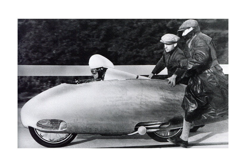 Die Faszination der Geschwindigkeit war für die Entwicklung von Anfang an zentral. 1937 schaffte Ernst Henne in einer vollverkleideten BMW 279,5 km/h. Erst 14 Jahre später sollte dieser Rekord überboten werden. (Alle Abbildungen aus dem besprochenen Band)