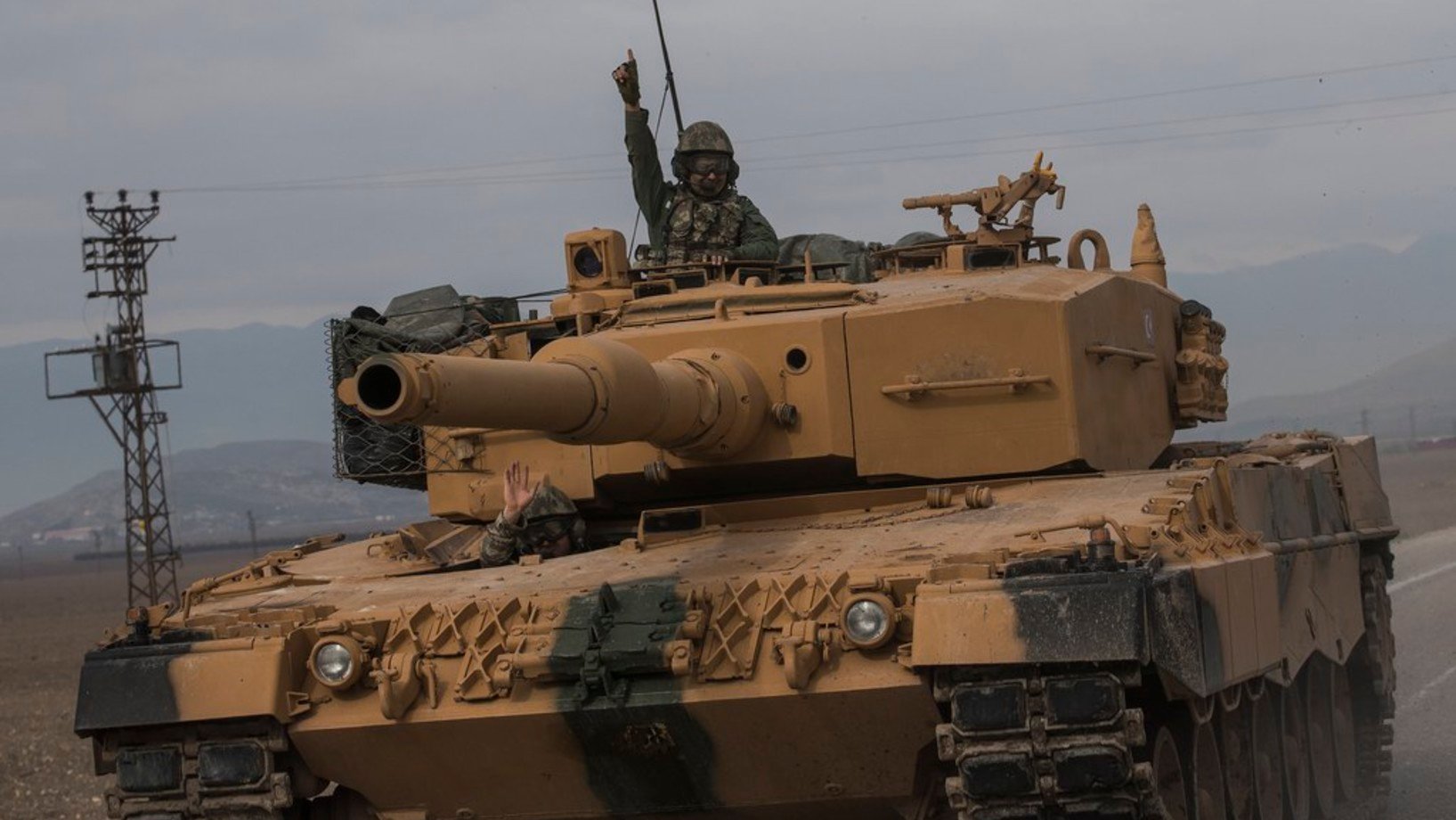 Dutzende türkischer Panzer haben eine Grossoffensive gegen kurdische Einheiten in der syrischen Provinz Afrin begonnen. Das Bild stammt vom Sonntag. (Foto: Keystone/EPA/Sedat Suna)
