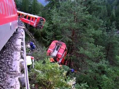 2014: Erdrutsch bei Tiefencastel (GR): Starke Regenfälle haben Erde, Holz und Steine ins Rutschen gebracht. Der erste Wagen eines Zugs der Rhätischen Bahn stürzt 20 Meter den Abhang hinunter. Elf Personen werden verletzt, fünf davon schwer. Der Hang galt als nicht-rutschgefährdet. (Foto: Kapo Graubünden)