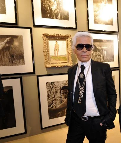 Lagerfeld hat wesentlichen Einfluss auf die internationale Modebranche. Die Medien nennen ihn „Modezar“ oder „Kaiser Karl“. Seine Markenzeichen sind ein gepuderter weisser Zopf, ein hoher Kragen à la Walther Rathenau und eine dunkle Sonnenbrille. Mehrere Frauen, unter anderem Claudia Schiffer, hat er zu „Supermodels“ gemacht. Lagerfeld stirbt am 19. September 2019 an Krebs. (Foto: Keystone/DPA/Caroline Seidel)