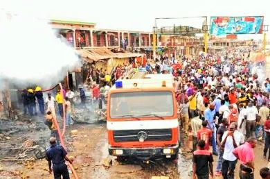 2014: Bei zwei Bombenanschlägen auf einen Markt und eine Busstation in der zentralnigerianischen Stadt Jos kommen 118 Menschen ums Leben. Die radikalislamistische Sekte Boko Haram wird für die Anschläge verantwortlich gemacht. 