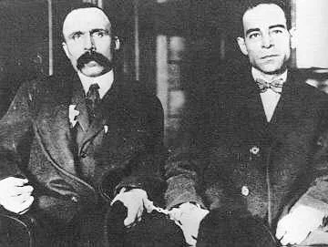 1927: Nicola Sacco (rechts) und Bartolomeo Vanzetti werden in Charlestown, Massachusetts, auf dem elektrischen Stuhl hingerichtet. Die beiden aus Italien in die USA eingewanderten Arbeiter hatten sich einer anarchistischen Arbeiterbewegung angeschlossen. Ein Gericht hatte sie in einem umstrittenen Prozess eines doppelten Raubmordes für schuldig befunden. Der Schuldspruch führte zu weltweiten Massendemonstrationen und Solidaritätskundgebungen für die beiden. Kritiker des Urteils sprachen von einem politisch…