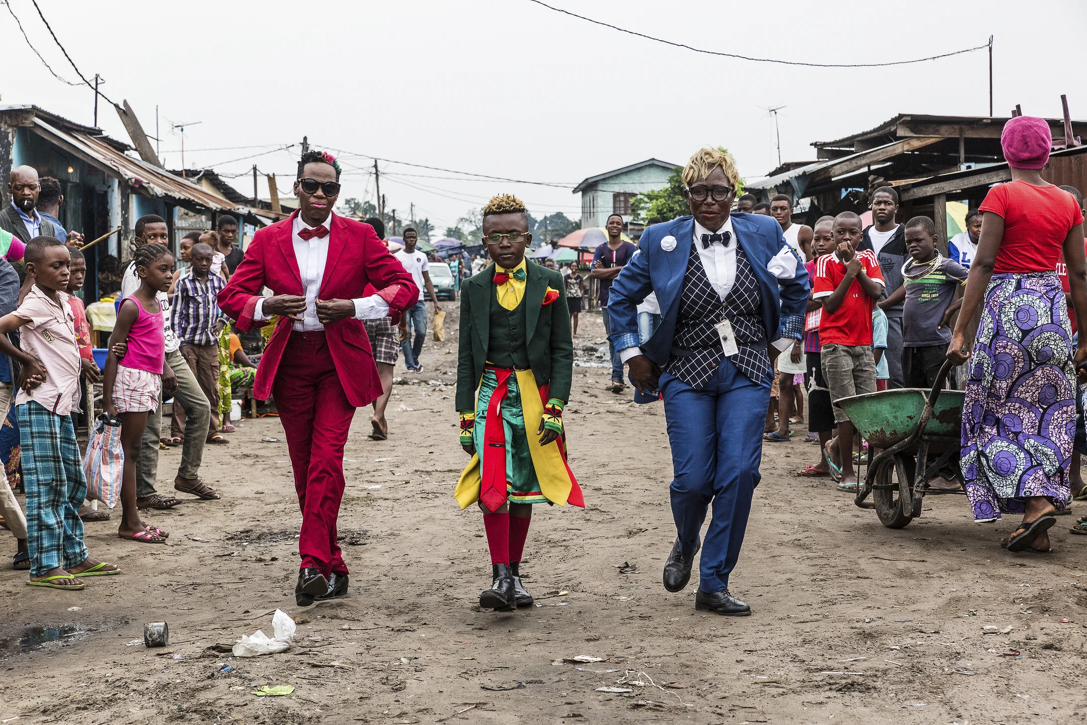 Ntsimba Marie Jeanne, 52-year-old businesswoman and sapeuse for 20 years, Okili Nkoressa, 10-year-old school student and sapeur for 5 years, and Judith Nkoressa, 39-year-old policewoman and sapeuse for 18 years, in Brazzaville,
2017 © Tariq Zaidi