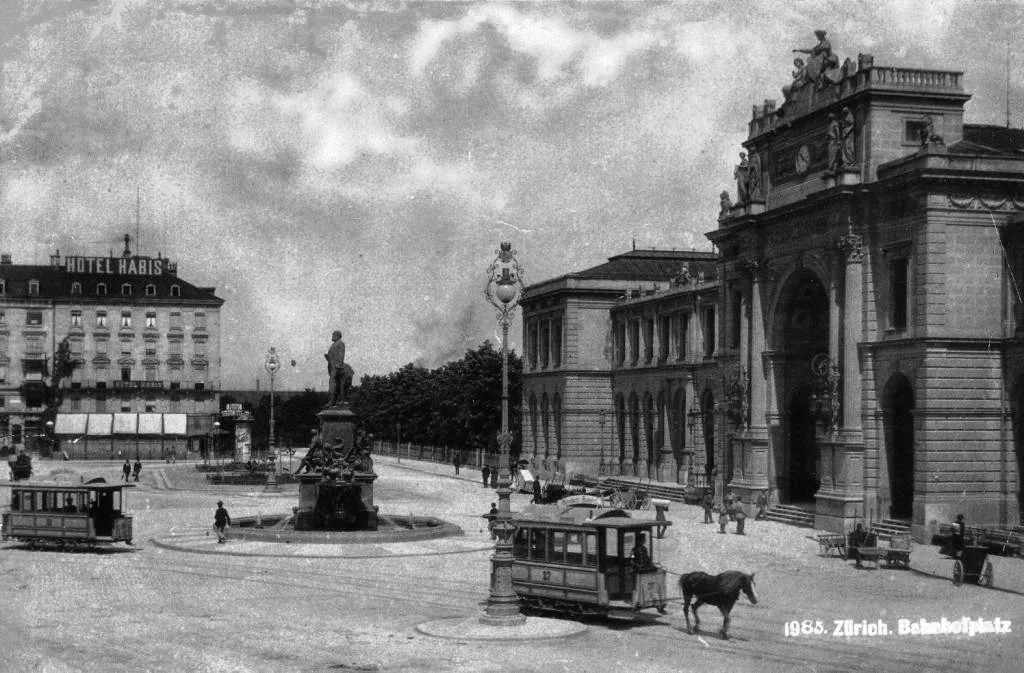 Der Bahnhofplatz, fast menschenleer (Bild: Archiv Tram-Museum, Zürich)