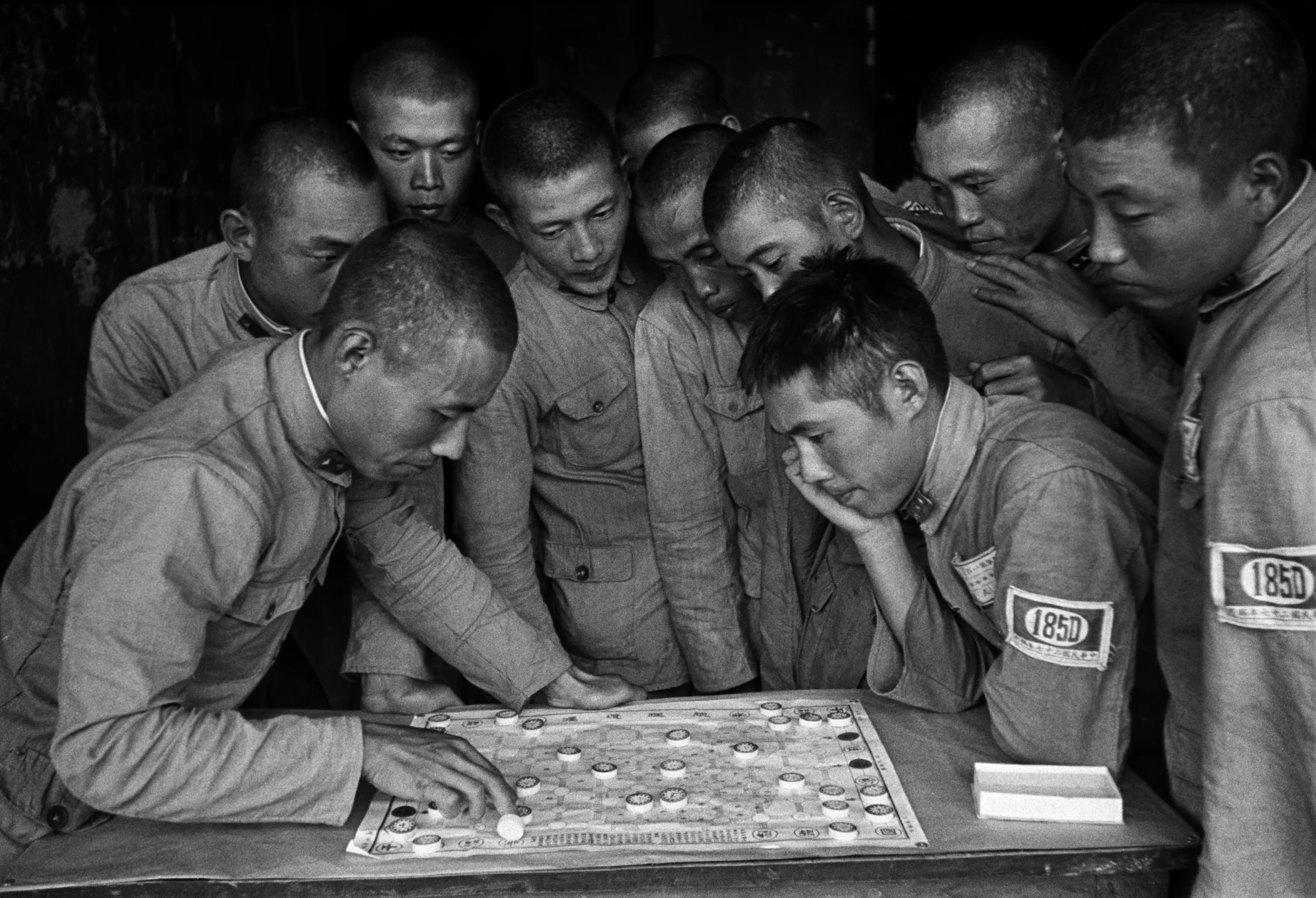 Walter Bosshard: Soldaten der nationalistischen Armee beim Spiel in der Freizeit, China, 1938 © Fotostiftung Schweiz / Archiv für Zeitgeschichte