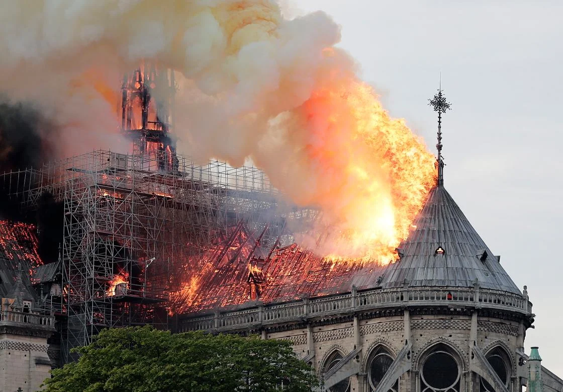 Notre Dame brennt