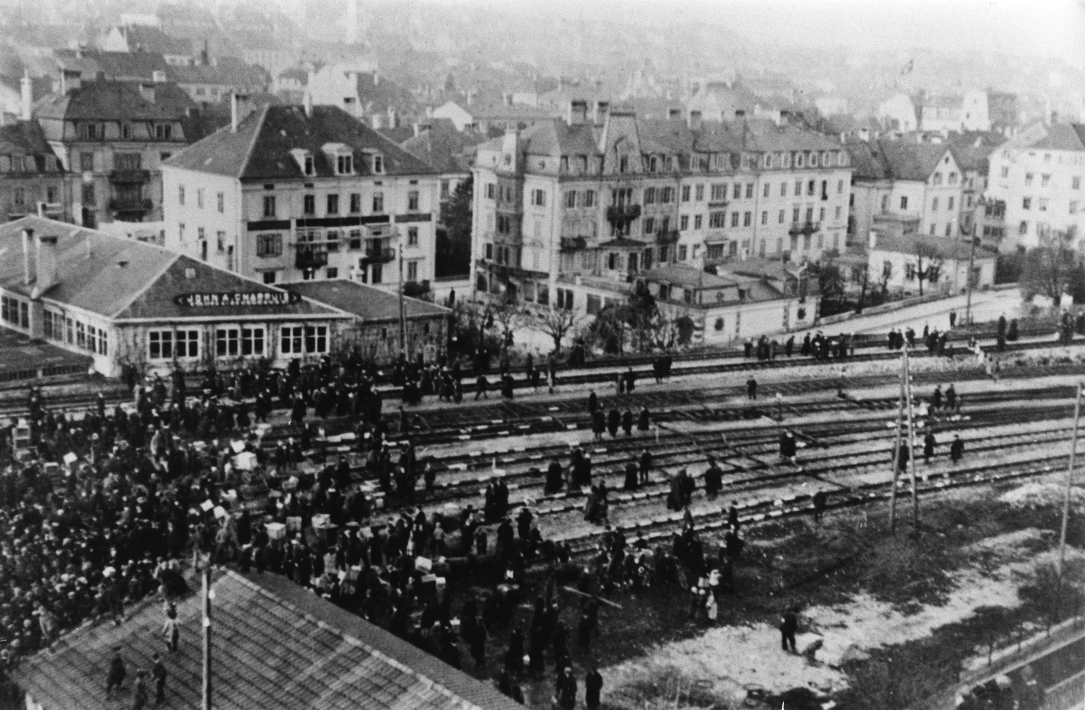 Streikende besetzen am 12. November die Geleise im Bahnhof La Chaux-de-Fonds. (Foto: Bibliothèque de la Ville La Chaux-de-Fonds)