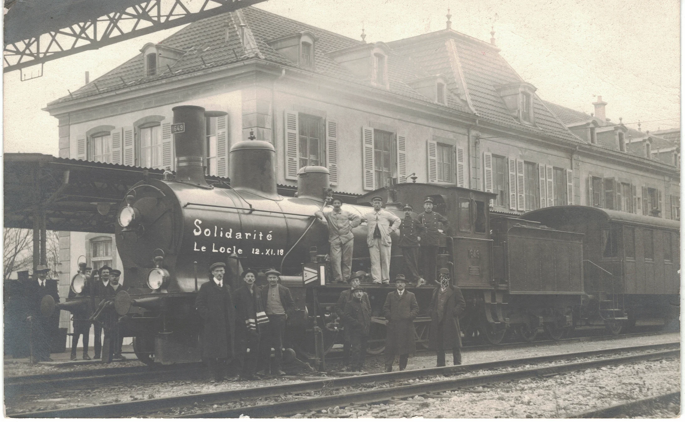 Streikende beim Bahnhof von Le Locle am 12. November 1918 (Foto: Musée d’Histoire du Locle)