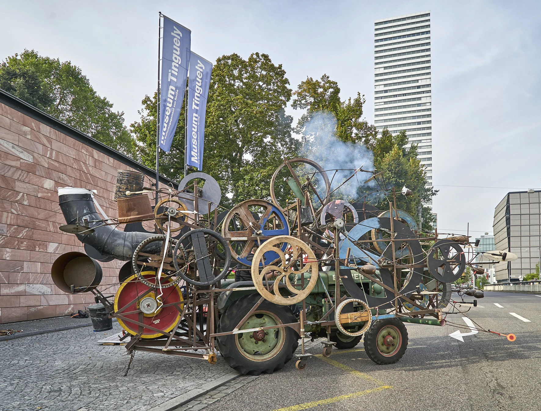 Jean Tinguely, „Klamauk“, 1979 vor dem Museum Tinguely, Basel 2016, © Museum Tinguely, Basel; Foto: Daniel Spehr