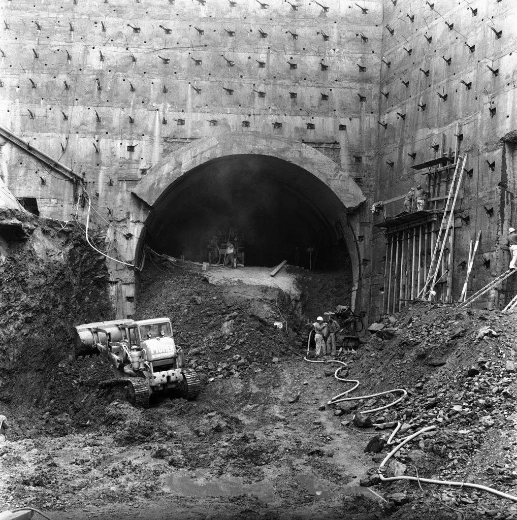 1976: Der 9,3 Kilometer lange Seelisberg-Strassentunnel, Teil der Autobahn A2 zwischen den Kantonen Nidwalden und Uri wird durchstochen. Vier Jahre später, am 12. Dezember 1980, wird er in Betrieb genommen. Das Bild zeigt die Baustelle beim Südportal, aufgenommen am 9. Juli 1973. Der Seelisberg-Tunnel ist der längste doppelröhrigen Strassentunnel der Schweiz. Heute wird er täglich von etwa 20'000 Autos befahren. (Foto: Keystone/Photopress-Archiv/Str)