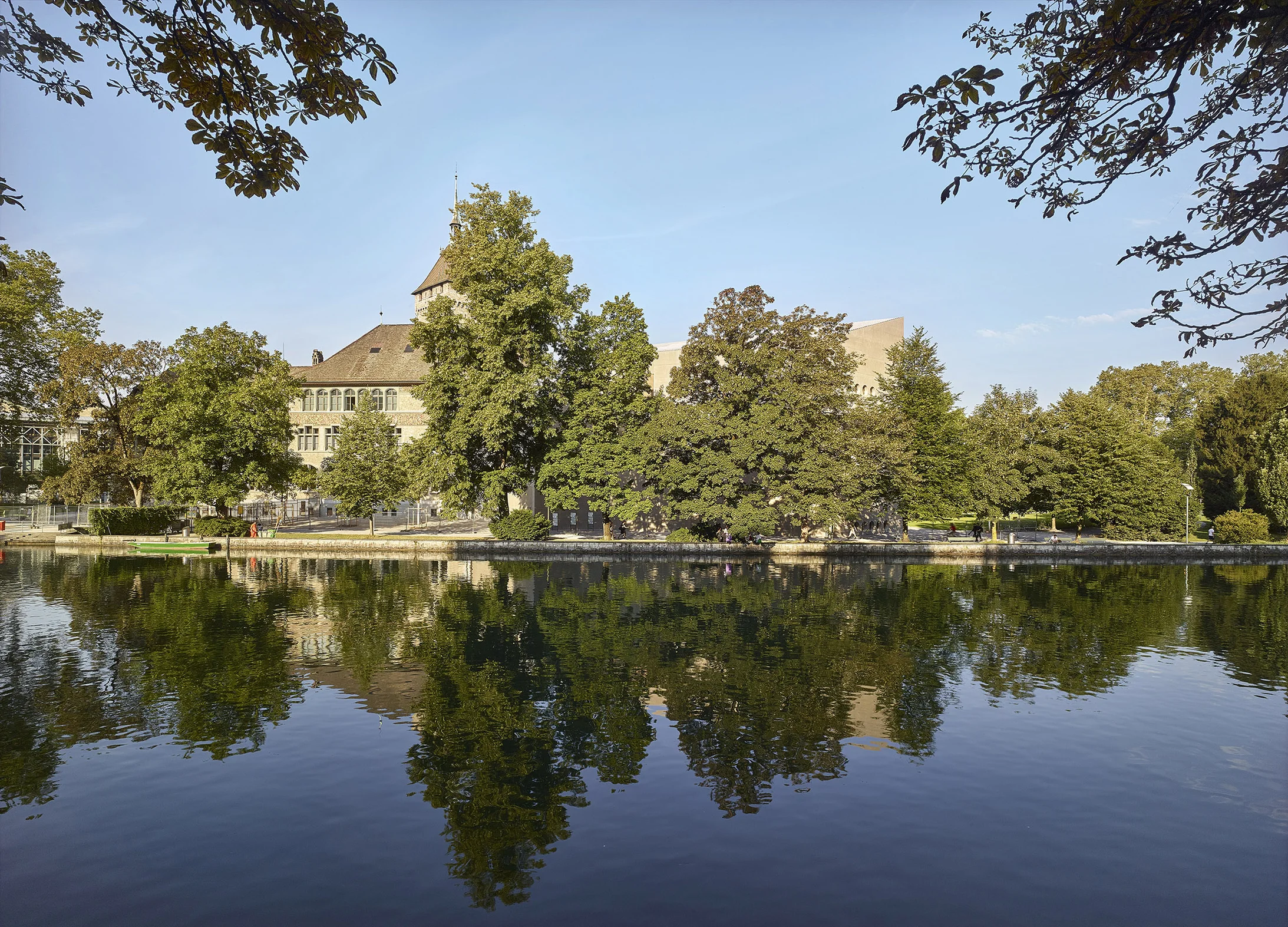 Das Landesmuseum Zürich: Ensemble aus Alt und Neu. Blick vom Neumühlequai im Juli. © Schweizerisches Nationalmuseum. Foto: Gabriel Ammon, aura.ch