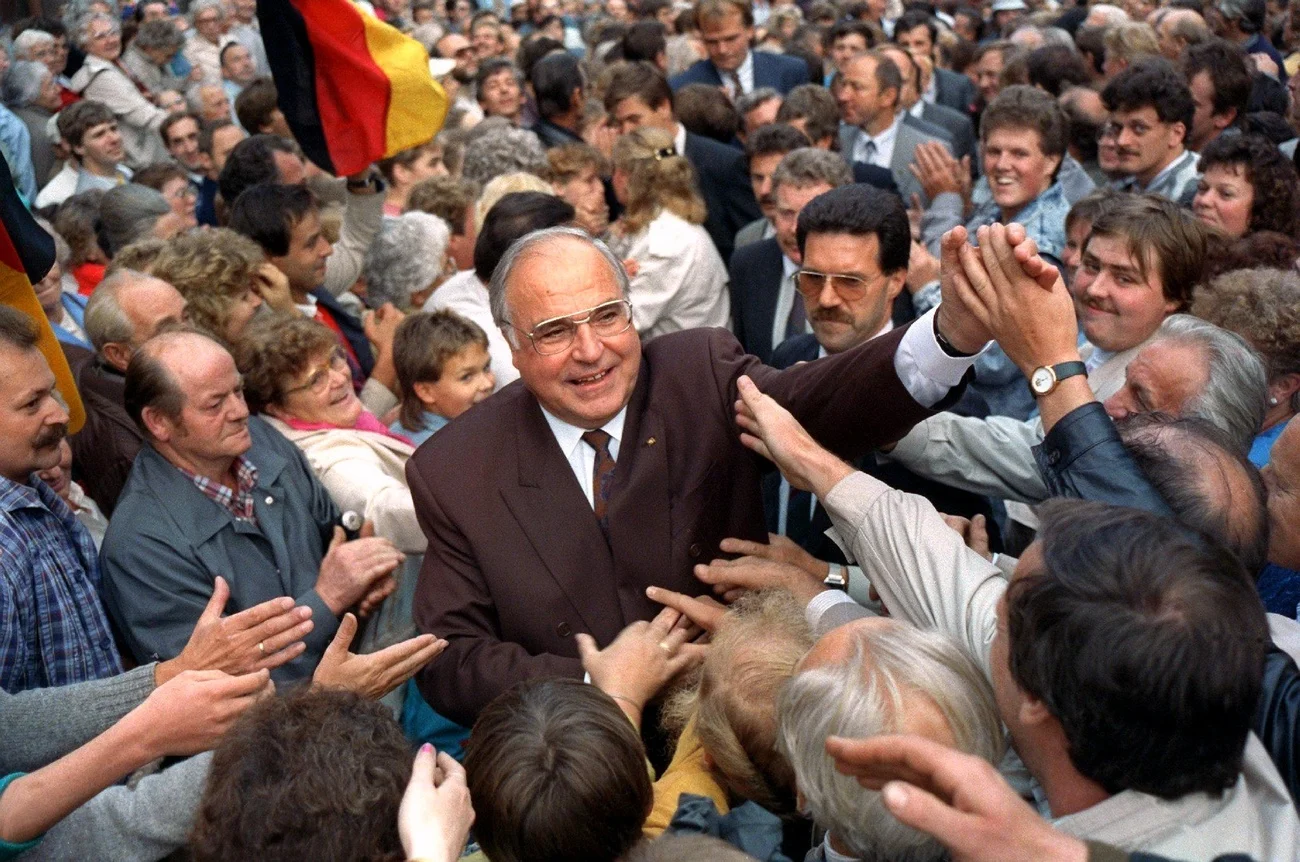 Kohl, hier am 5. September 1990 im ostdeutschen Heiligenstadt, stirbt im Alter von 87 Jahren. Er war von 1982 bis 1998 der 6. deutsche Kanzler. Keiner war bisher in der Bundesrepublik so lange Regierungschef wie er. Kohl gilt als Kanzler der deutschen Einheit. Die letzten Jahre des „Architekten Europas“ und des „Vaters des Euro“ waren überschattet vom Streit mit seinen Söhnen, Streit um „schwarze Kassen“, Streit um den politischen Nachlass, Streit mit seinem Biografen, Streit mit Schäuble, Streit um seine …