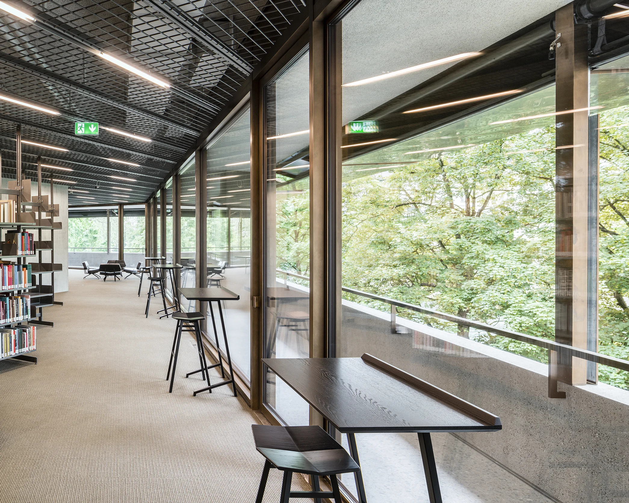 Lesesaal der Bibliothek und des Studienzentrums mit Blick ins Freie. © Roman Keller