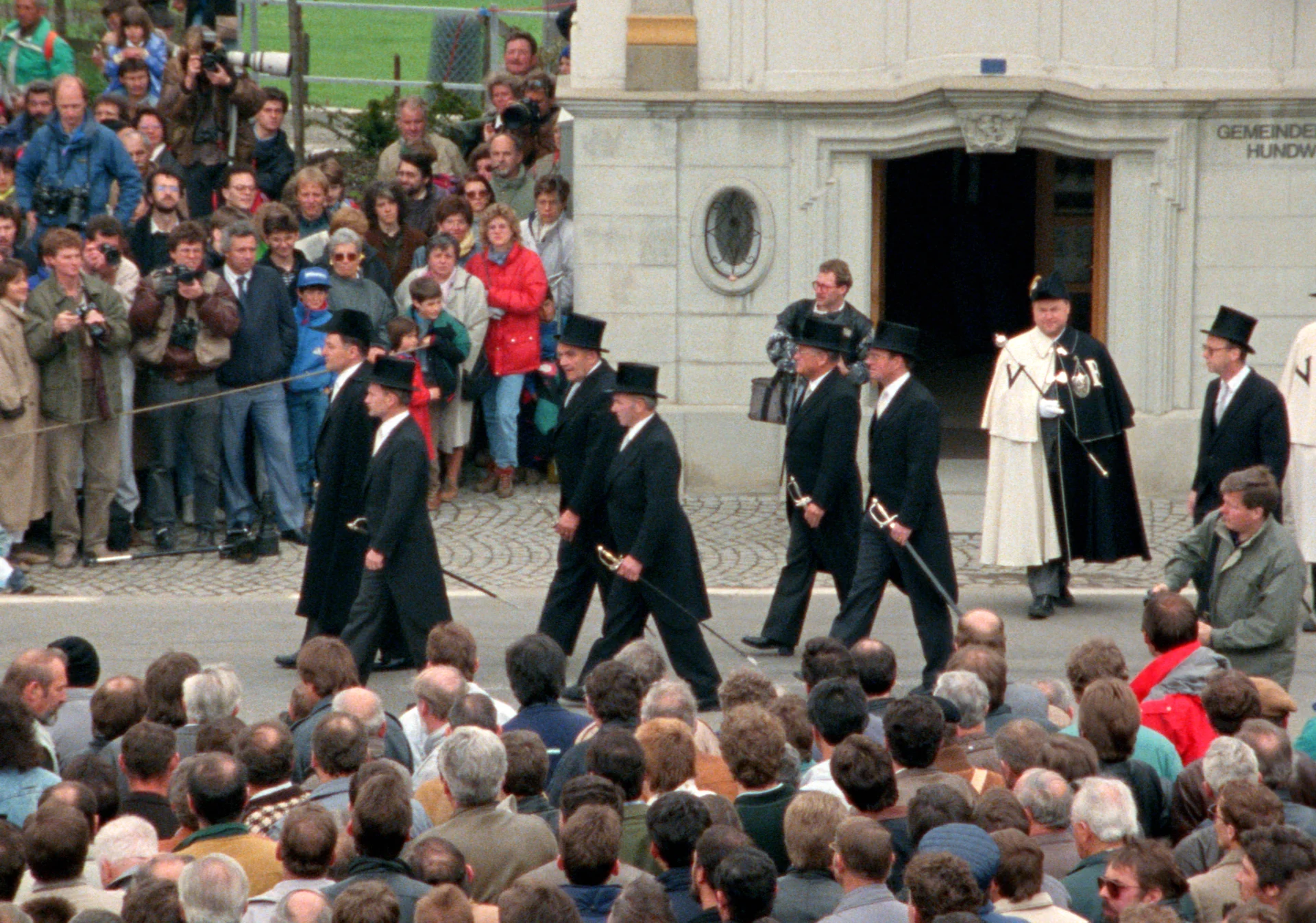 Auftritt der Kantonsregierung an der Landsgemeinde (Szenenfoto von «Männer im Ring» von Erich Langjahr) 