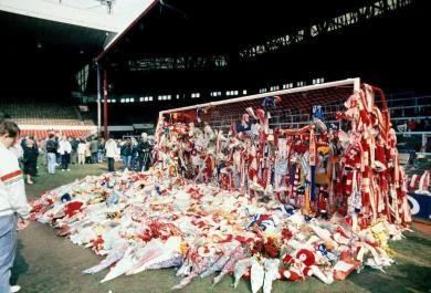 1989: 96 Tote und 766 Verletzte:  Im überfüllten Hillsborough-Stadion in Sheffield kommt es beim Cup-Halbfinalspiel Liverpool-Nottingham Forest zu einer Massenpanik. Die Ordnungskräfte hatten zu viele Besucher ins Stadion eingelassen. Hunderte Fans werden gegen den Zaun am Spielfeldrand gedrückt. Andere werden niedergetrampelt. 64 der Opfer stammen aus Liverpool. Vier Tage nach der Katastrophe legten Trauernde im Anfield Road-Stadion in Liverpool Blumen und Schals in den Torraum. (Foto: Keystone/EPA/Str.)