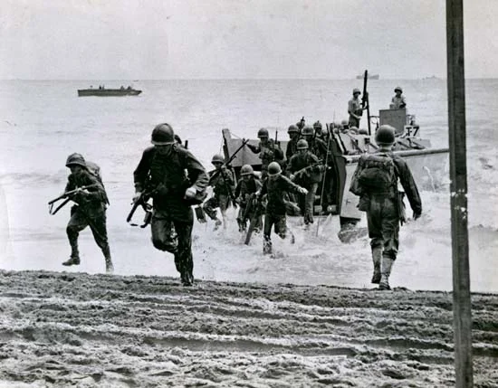 19'000 amerikanische Marine-Infanteristen unter dem Codename „Operation Watchtower“ starten eine Offensive und gehen auf der von Japan besetzten Pazifikinsel Gudalcanal an Land. Bei den Luftangriffen und Seeschlachten werden 50 japanische Schiffe versenkt. Die Japaner ziehen sich unter grossen Verlusten am 7. Februar 1943 endgültig von der Insel zurück. Die Schlacht um Gunaldcanal gilt als Wendepunkt im Zweiten Weltkrieg im Pazifik.