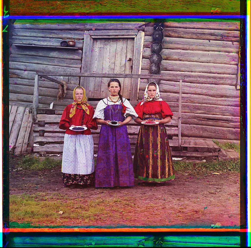 Bauernmädchen am Sheksna-Fluss bei Kirilov bieten dem Besucher Erdbeeren an. Fotografiert 1909