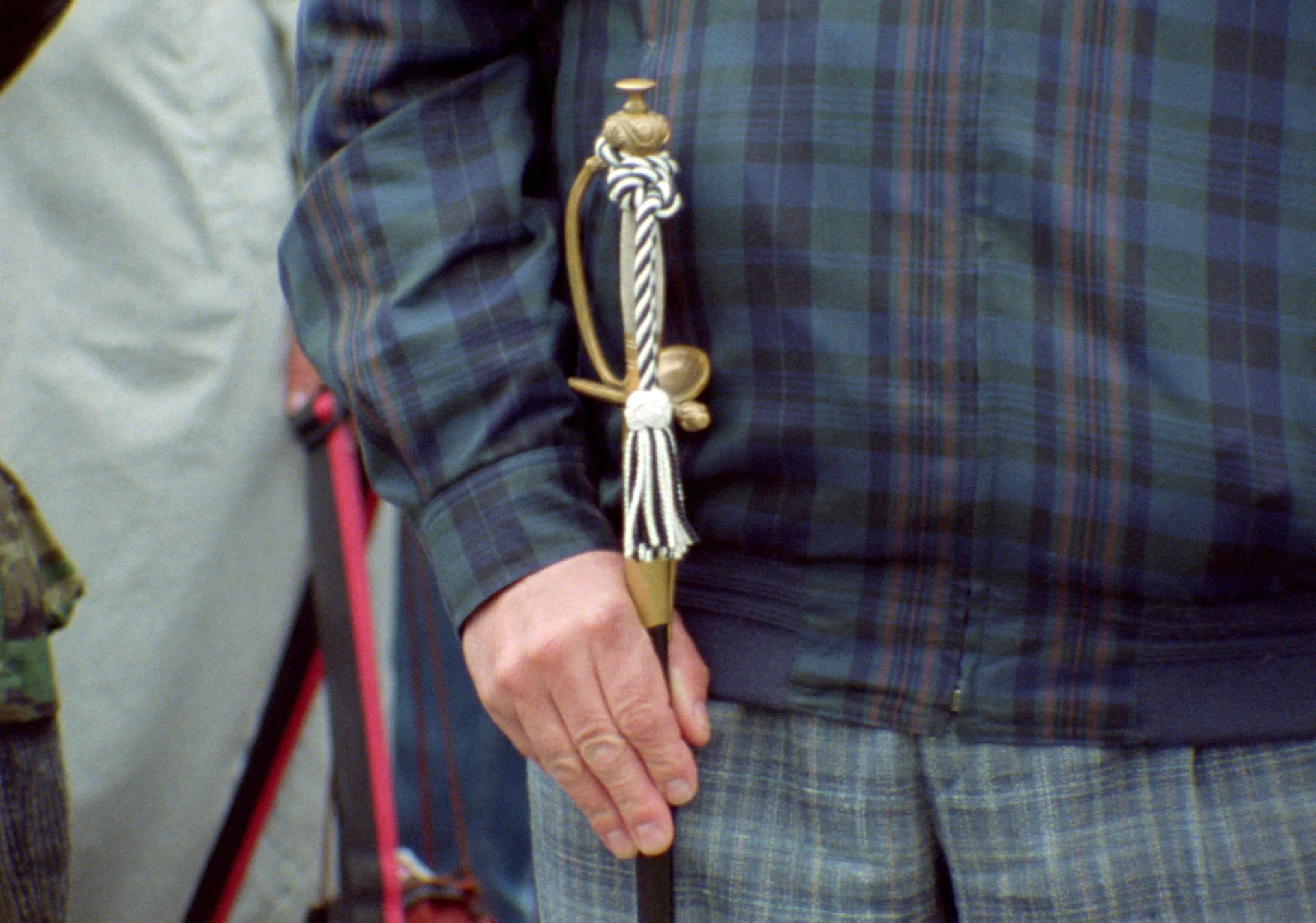 Der Säbel, Erkennungszeichen der stimmberechtigten Appenzeller Männer (Szenenfoto von «Männer im Ring» von Erich Langjahr)