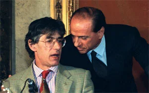 Mit Umberto Bossi, 1994. Bossi ist Chef der Lega Nord. Er hatte schon im Januar 1995 Berlusconi das Vertrauen entzogen und ihn damit gestürzt. Anschliessend regierte die erste "technische Regierung" unter Lamberto Dini. Seit 2001 gehört Bossi zu Berlusconis treuem Allianz-Partner. Die Lega erklärte jetzt, sie gehe in die Opposition und unterstütze eine Regierung Monti nicht.