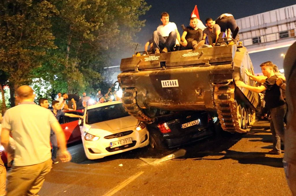 15. Juli: Blutiger Putschversuch in der Türkei: Teile des türkischen Militärs versuchen, Staatspräsident Recep Tayyip Erdoğan zu stürzen. Bei Gefechten kommen 247 Menschen ums Leben. Erdoğan-Gegner bemächtigen sich in Istanbul mehrer Panzer und fahren durch die Strassen. Erdoğan reagiert rabiat. Mehr als ein Drittel der Offiziere im Generals und Admiralsrang werden verhaftet. Der Säuberung fallen Tausende Richter, Staatsanwälte, Polizisten und Journalisten zum Opfer. Zehntausende Militärangehörige sowie 80…