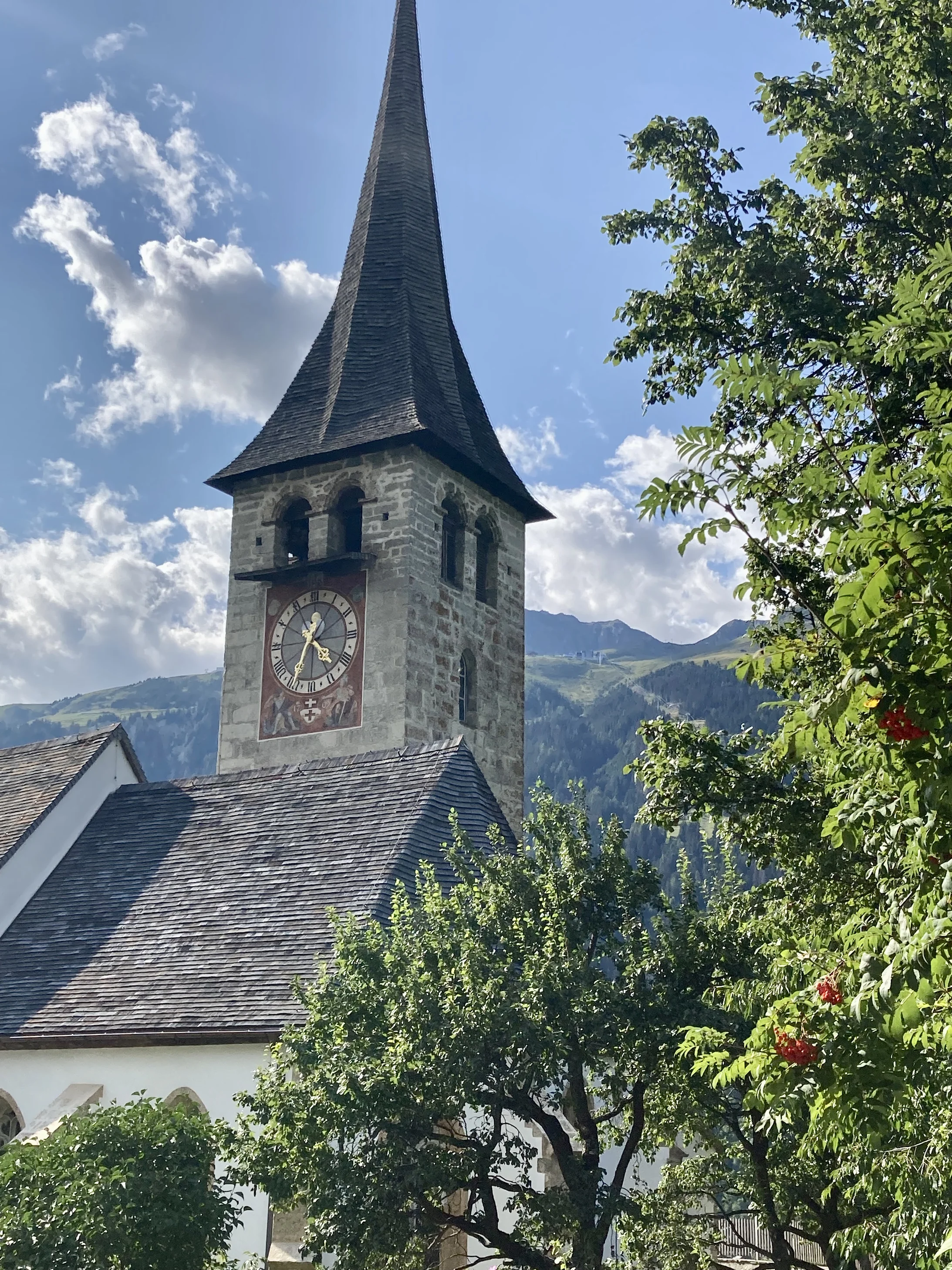 Kirche von Ernen und Blick von der linken Talseite des oberen Rhonetals zur Fiescheralp. Das Eggishorn ist vom Turm verdeckt.
(Bild: © Dieter Imboden)