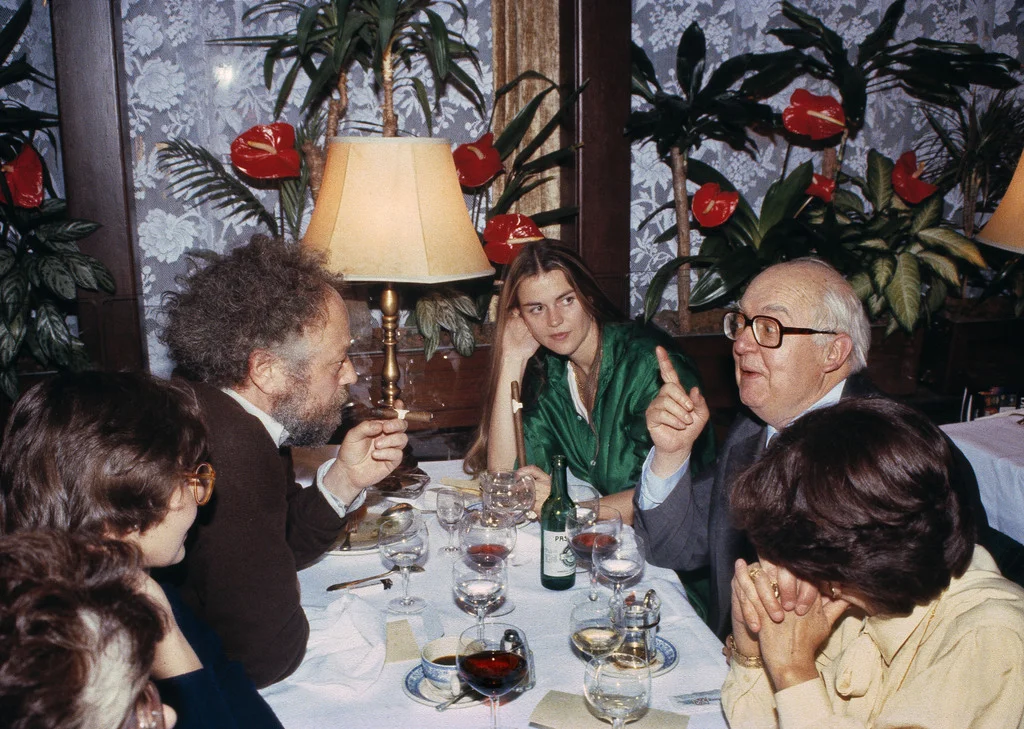 1993: Der Schweizer Historiker, Schriftsteller und Journalist Niklaus Meienberg nimmt sich in Zürich das Leben. Das Bild zeigt ihn zusammen mit seiner damaligen Freundin und Friedrich Dürrenmatt in der Zürcher Kronenhalle. (Foto: Keystone/Niklaus Stauss)
