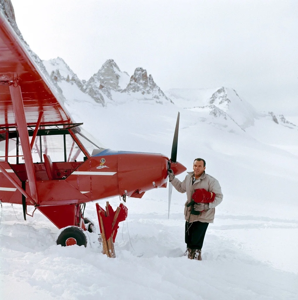 1914: Geburt in Sion (VS) von Hermann Geiger, Schweizer Gletscherpilot, Pionier der Gletscherfliegerei und Mitbegründer der Rega. Seine einzigartige Technik beim Landen und Starten auf Gletschern und Schneehängen soll er als Bub den Alpendohlen abgeschaut haben: hangaufwärts landen, bergab starten. Mit seiner einmotorigen Piper PA-18 rettet er in waghalsigen Einsätzen im Hochgebirge hunderte von in Not geratenen Bergsteigern und wird zum Volkshelden. Am 26. August 1966 verunglückt er tödlich, nachdem er au…