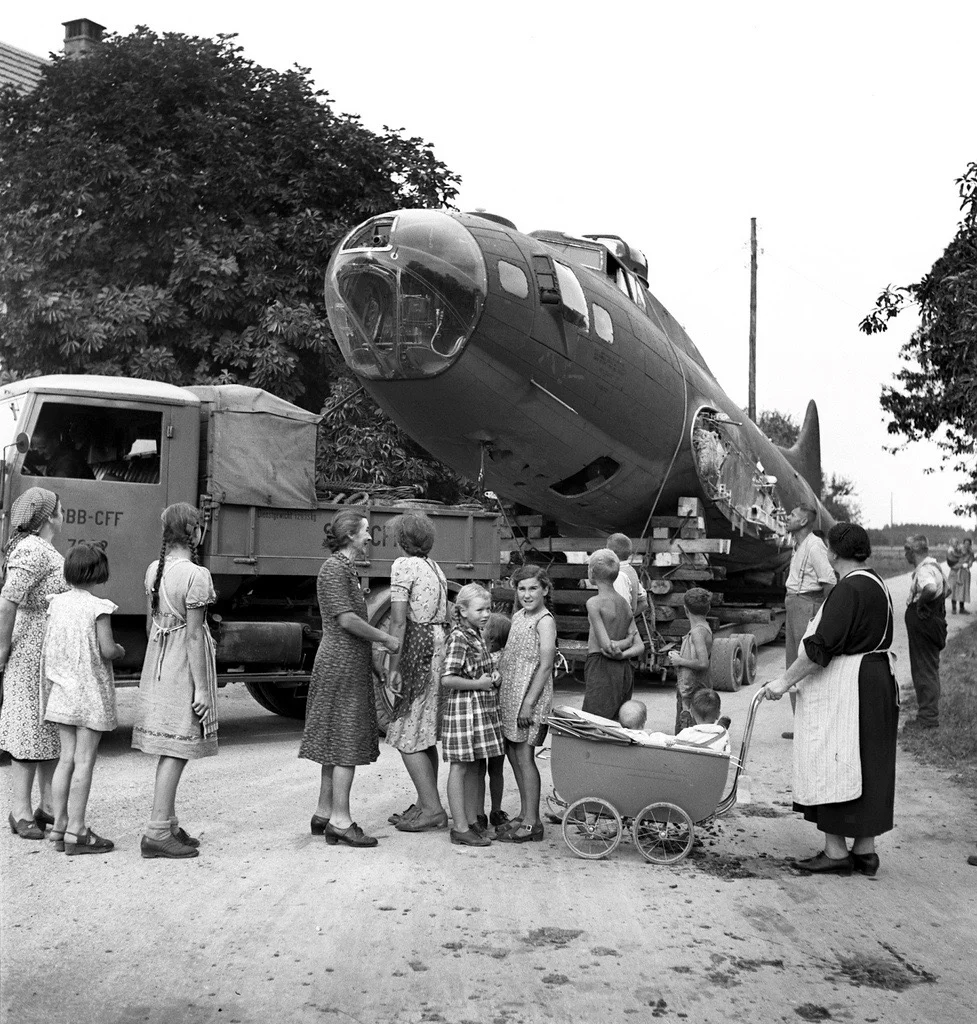 Bei Utzensdorf im Kanton Bern landet eine amerikanische Boeing B-17 auf einem Feld. Etwa 200 fremde Militärflugzeuge mussten während des Zweiten Weltkrieges in der Schweiz notlanden - oder sie stürzten ab oder wurden abgeschossen. Die Flügel der B-17 wurden abmontiert und der Rumpf der "Flying Fortress" wurde auf einem Lastwagen zum Bahnhof transportiert. (Foto: Keystone/Photopress-Archiv/Walter Studer)