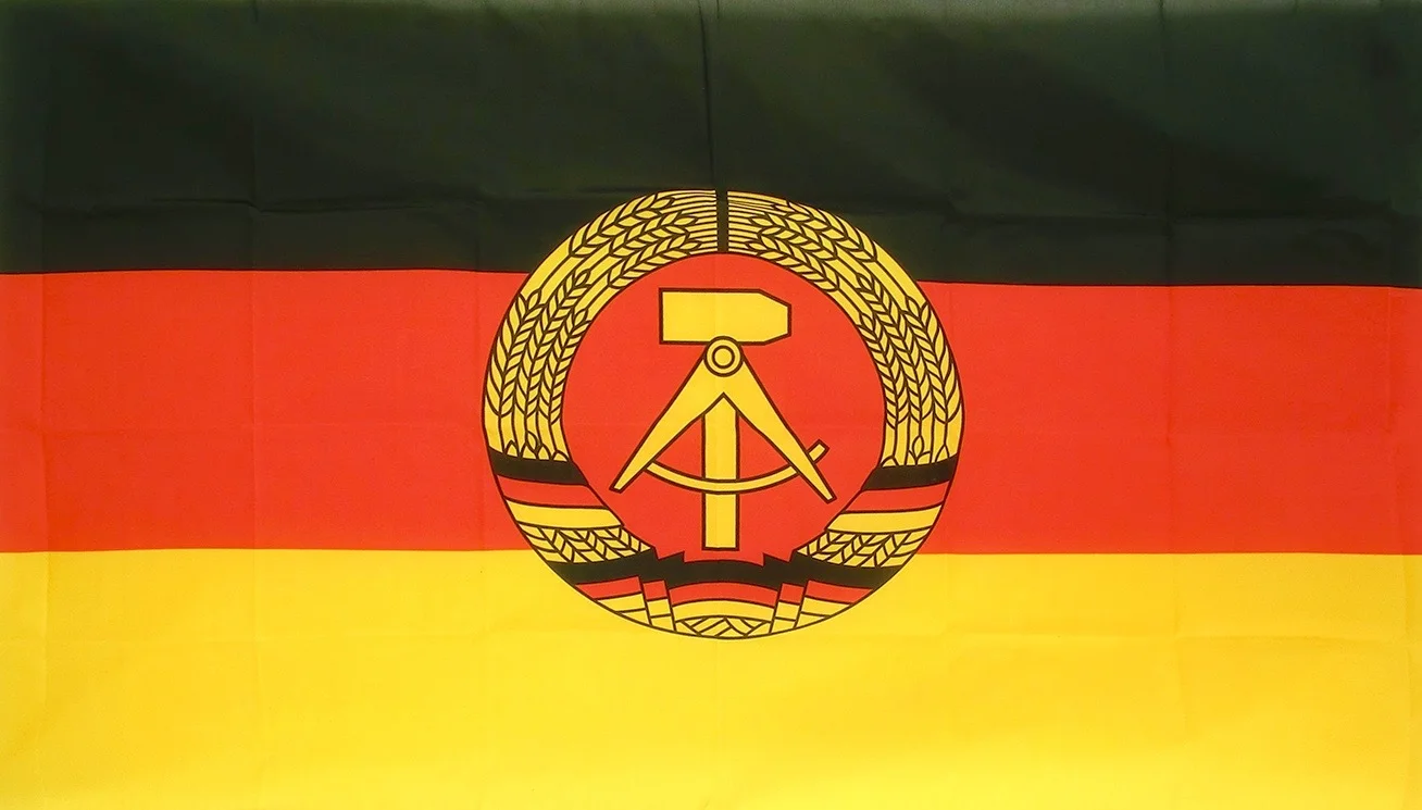 Eine Flagge und ein Staat verschwinden. Am 3. Oktober 1990 hört die DDR auf zu existieren - nach 41 Jahren. Die Bundesrepublik Deutschland und die Deutsche Demokratische Republik vereinigen sich. 294 Abgeordnete der DDR-Volkskammer hatten sich am 23. August 1990 für und 72 gegen die Wiedervereinigung Deutschlands ausgesprochen. SED/PDS-Parteivorsitzende Gregor Gysi kommentierte damals: „Das Parlament hat soeben nicht mehr und nicht weniger als den Untergang der Deutschen Demokratischen Republik zum 3. Okto…