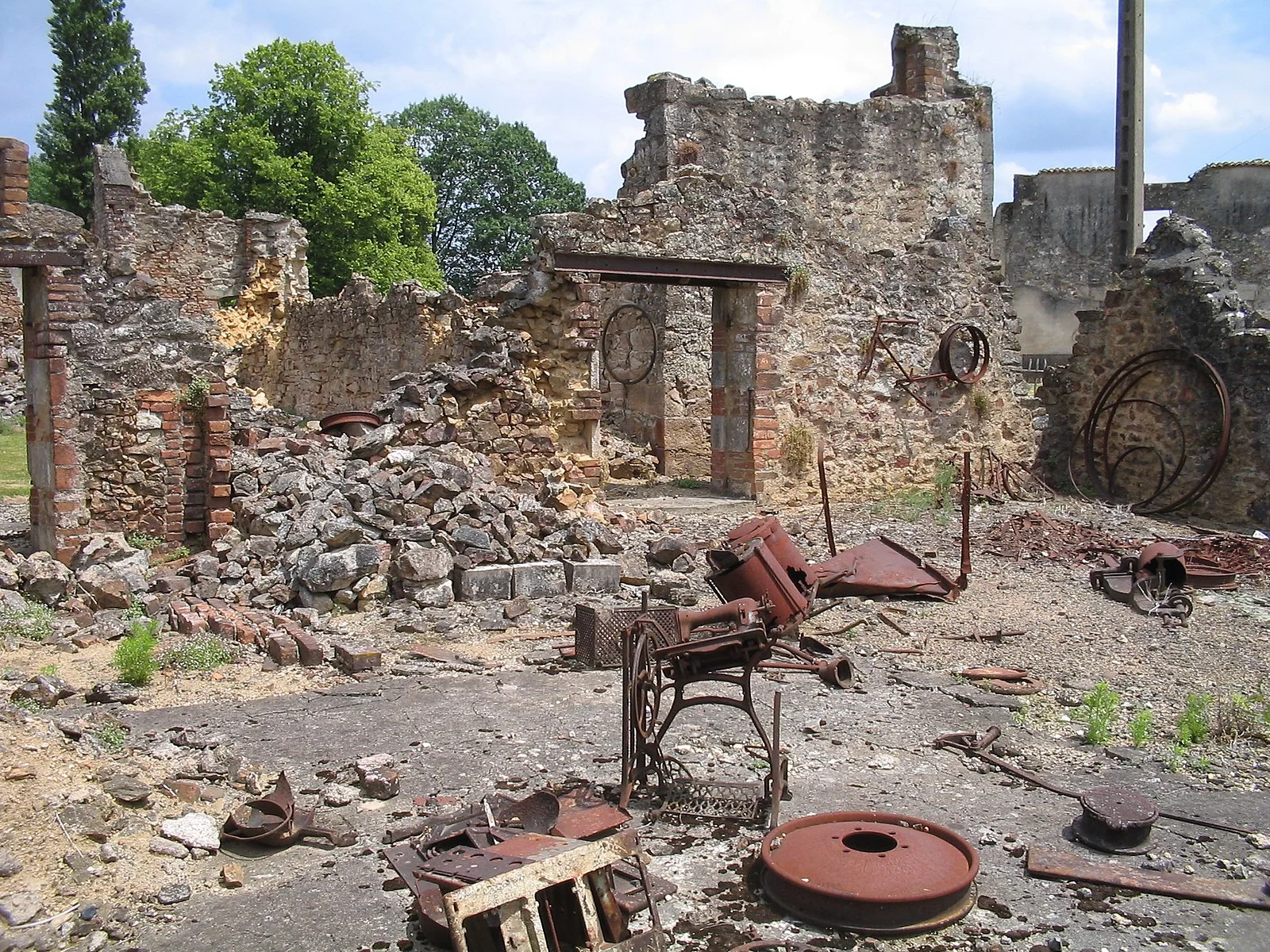 Im französischen Dorf Oradour-sur-Glane nordwestlich von Limoges verübt eine Waffen-SS ein Massaker an Zivilisten. 642 Menschen werden hingerichtet. Nur 35 Einwohner überleben. Es ist das zahlenmässig grösste Massaker in Westeuropa. Unter den Toten befinden sich 207 Kinder und 254 Frauen. Die Männer wurden in Scheunen gepfercht und erschossen. Die Frauen und Kinder wurden in eine kleine Kirche getrieben, in die Rauchbomben mit Stickgasen geworfen wurden. Die in Panik Geratenen wurden beschossen und mit Han…