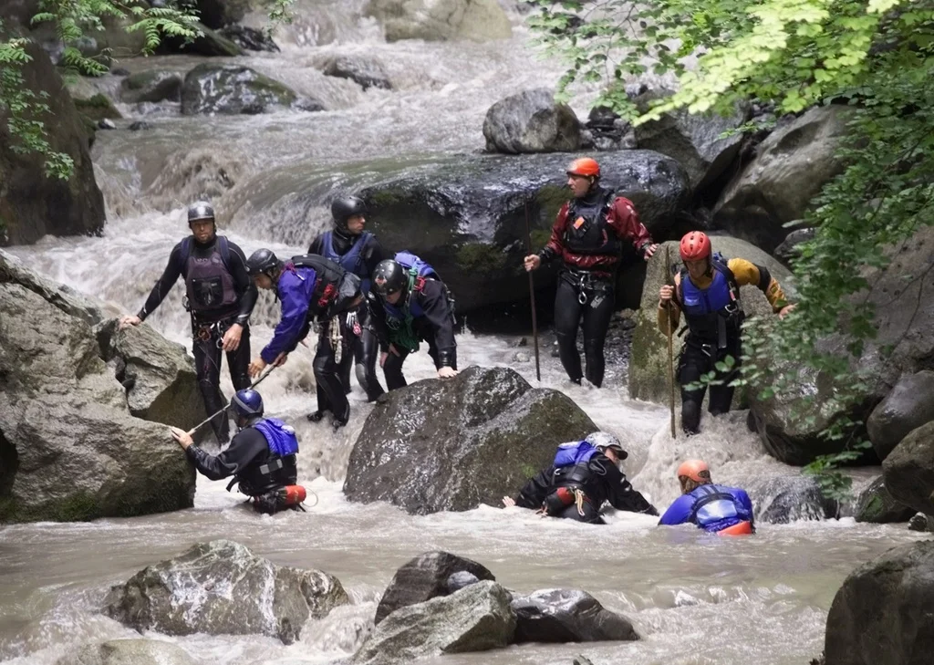 1999: Katastrophe im Saxetbach bei Interlaken. 21 Canyoning-Touristen sterben in den Fluten des Baches. Sie gehörten zu einer Gruppe von 45 jungen Menschen, die sich mit acht Guides in den Bach begaben. Zuvor hatte es geregnet, geblitzt und gedonnert. Dann hatte der Regen aufgehört. Knapp eine halbe Sunde nach dem Einstieg wird die Gruppe von einer Wasserwalze mit Steinen und Holz weggespült. Das Bild zeigt Retter, die nach Vermissten suchen. Die Toten stammen aus Australien, Südafrika, Neuseeland, Grossbr…