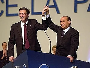 Mit Gianfranco Fini, 1999. Fini war Chef der postfaschistischen "Alleanza Nazionale" (AN). Später integrierte er seine Partei in Berlusconis "Popolo della Libertà". 2009 überwarf er sich mit Berlusconi und schuf die neue Partei "Futuro e libertà per l'Italia" (FLI). Die FLI gehört heute zum sogenannt Dritten Pol, einem Zentrumsblock. Die "Finianer" haben gegen Berlusconi gestimmt.