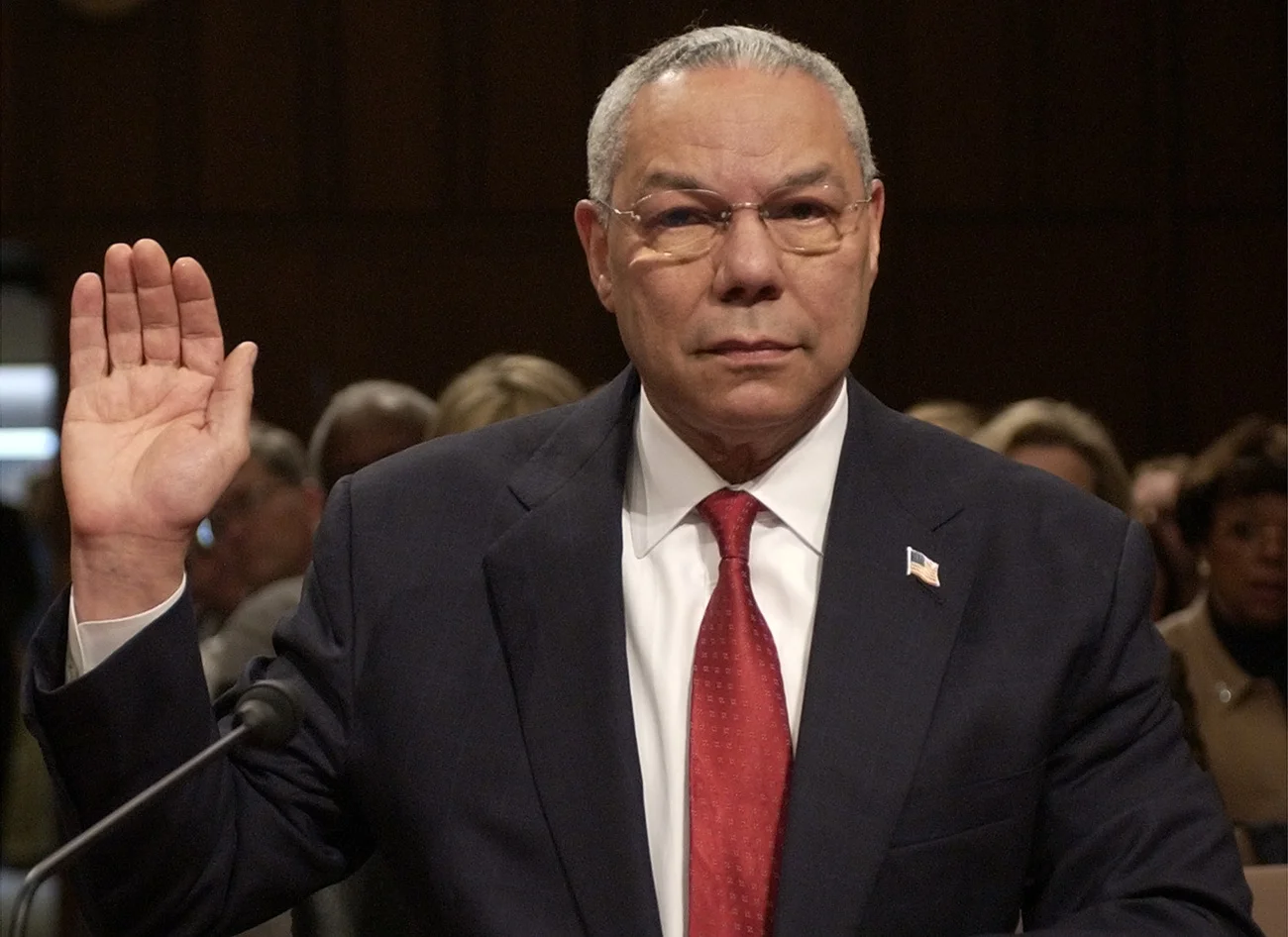 Powell, ein Vier-Sterne-General der US Army und Politiker war von 1987 bis 1989 Nationaler Sicherheitsberater und anschliessend von 1989 bis 1993 Vorsitzender der Joint Chiefs of Staff. Von 2001 bis 2005 war er unter George W. Bush Aussenminister der USA. Am 5. Februar 2003 trat er im Weltsicherheitsrat auf und legte angebliche Beweise vor, dass Saddam Hussein im Besitz von Massenvernichtungswaffen sei. Dies erwies sich als falsch. Powell bezeichnete später seinen Auftritt in der Uno als «Schandfleck» in s…