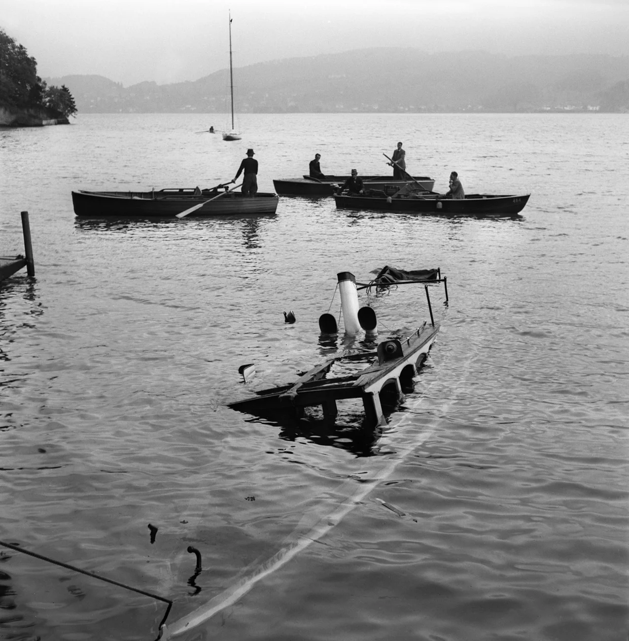 12. Oktober 1944: Grösstes Schiffsunglück in der Schweiz: Zwanzig Menschen einer Hochzeitsgesellschaft sterben, als auf dem Vierwaldstättersee das Motorschiff „Schwalbe“ mit einem Nauen kollidiert. Im Bild: Sucharbeiten beim gesunkenen Schiff. Das Unglück ereignet sich um 20.35 Uhr am Haslihorn. Das Motorschiff mit 33 Personen an Bord sinkt innerhalb weniger als einer Minute. Die meisten Opfer stammen aus dem Dorf Eschholzmatt. Der Bräutigam, ein Lehrer, kann sich retten. Die Braut ertrinkt, weil sie nicht…