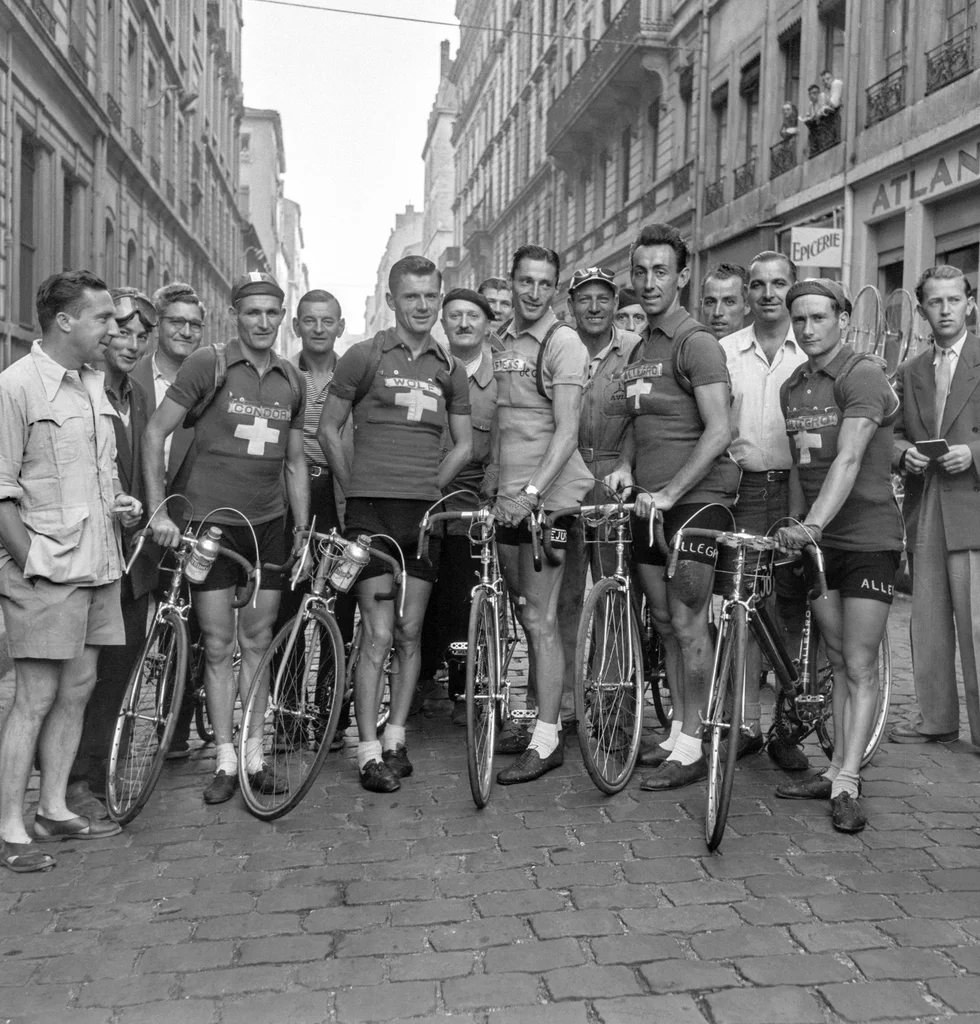 In Porto-Vecchio auf Korsika startete am Samstag die 100. Tour de France. Das Bild ist 63 Jahre alt. Es zeigt Ferdy Kübler im "Maillot jaune" vor dem Start der 21. Etappe von Lyon nach Dijon am 5. August 1950. Die Fahrer von links nach rechts: Georges Aeschlimann, Gottfried Weilenmann, Ferdy Kübler, Emilio Croci Torti und Fritz Zbinden. (Foto: Keystone/Photopress-Archiv/Jules Vogt)