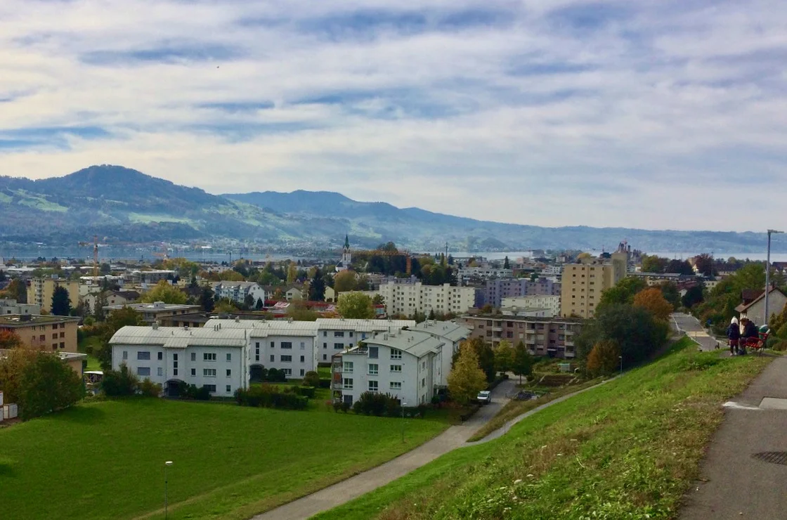 Rapperswil-Jona: Blick von der Rainstrasse zum Seedamm