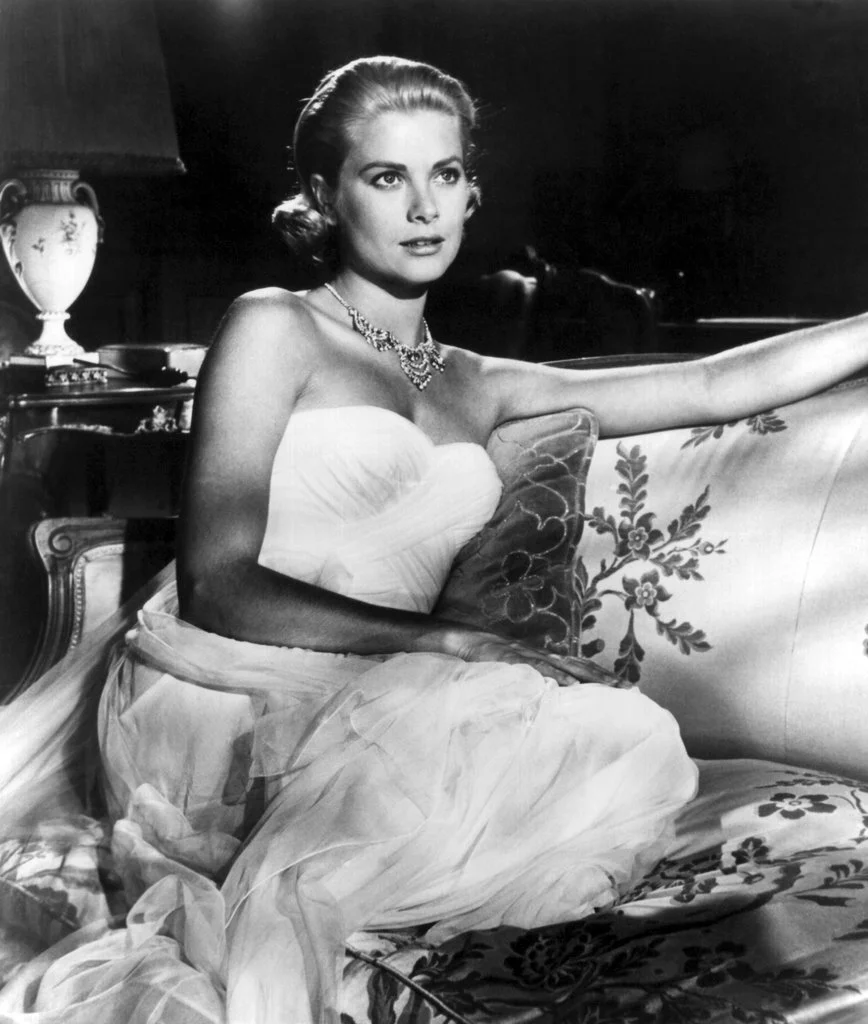 1982: Tod von Grace Patricia Kelly, Ehefrau von Fürst Rainier III., Fürstin von Monaco, frühere amerikanische Schauspielerin. Das Bild zeigt sie in dem Hitchcock-Film "To Catch a Thief" 1955). Sie starb kurz vor ihrem 53. Geburtstag bei einem Autounfall in der Nähe von Monaco in Anwesenheit ihrer jüngsten Tochter Stéphanie. Ihr Auto stürzte in einer Haarnadelkurve auf der Route de La Turbie am Eingang von Cap d’Ail vierzig Meter in die Tiefe. Einen ersten Erfolg als Filmschauspielerin feierte sie 1952 in d…