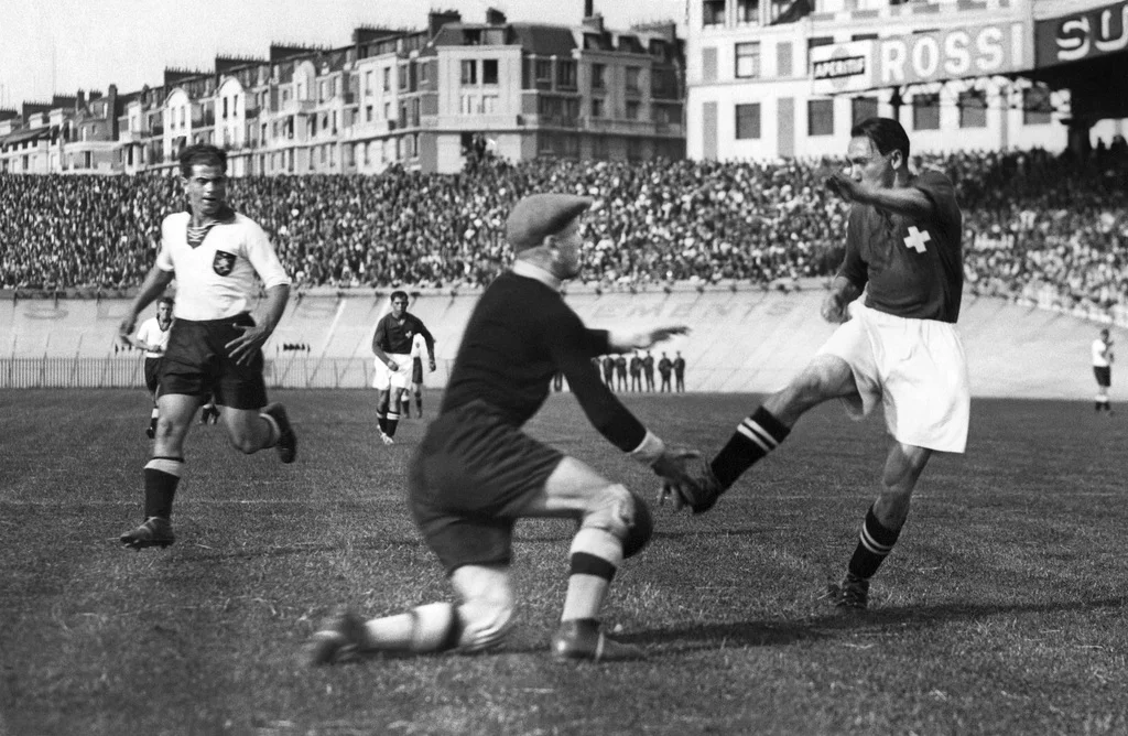 Schweiz-Deutschland 1938 im Pariser Parc des Princes: Fredy Bickel versucht den deutschen Torhüter auszutricksen. (Foto: Keystone/Photopress-Archiv)