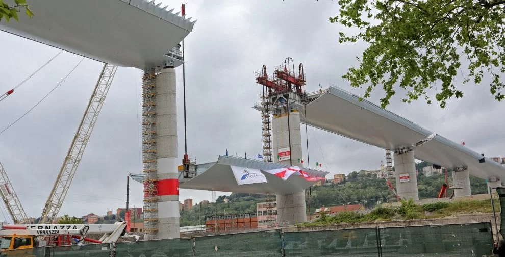 Das letzte 44 Meter lange Teilstück wird hochgezogen. 