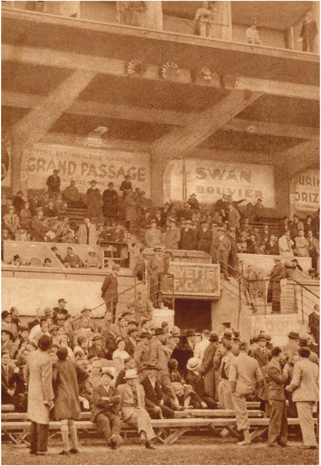 Das Stade de Charmilles war eines der berühmtesten Fussballstadien der Schweiz. Eröffnet wurde es mit dem Spiel zwischen der Heimmannschaft, dem FC Servette, gegen den Wiener Verein First Vienna. Servette verlor 0:7. Das Bild stammt aus den Dreissigerjahren. Am 8. Dezember 2002 wurde das Stadion mit dem Abschiedsspiel zwischen Servette und den Young Boys (4:4) geschlossen. Anschliessend wurde die Anlage dem Zerfall überlassen; 2011 durch das Stadion abgebrochen. Ersetzt wurde es durch das Stade de Genéve (…