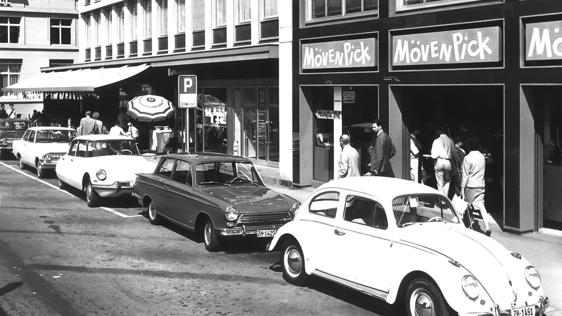 Der Schweizer Hotelierssohn Ueli Prager (1916–2011) eröffnet im Claridenhof an der Dreikönigstrasse in Zürich-Enge das erste Mövenpick-Restaurant. Prager, der später ein riesiges Gastro-Imperium aufbaut, geht mit einem Kapital von 50'000 Franken an den Start. Er will eine Gastronomie für „moderne, lockere und aufgeschlossene Menschen“ schaffen, eine Art „Essbar mit Premiumcharakter“ für den eiligen Stadtmenschen, der wenig Zeit hat und nicht lange warten will. „Nichts für Bünzlis und Zwinglianer“, sagt er…