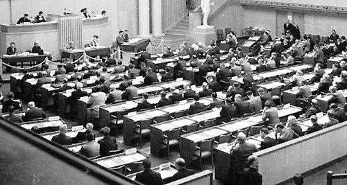 1949: In Genf unterzeichnen 18 Staaten zum Abschluss einer fünfmonatigen diplomatischen Konferenz die überarbeiteten und erweiterten Genfer Konventionen. Die neue, vierte Konvention „über den Schutz von Zivilpersonen in Kriegszeiten“ ist die wichtigste Erweiterung. Am 21. Oktober 1950 treten die vier Konventionen in Kraft. Sie sind noch heute gültig und wurden von fast allen Staaten der Welt ratifiziert. 1977 werden sie durch zwei Zusatzprotokolle und 2005 durch ein drittes Zusatzprotokoll ergänzt. Die Ver…