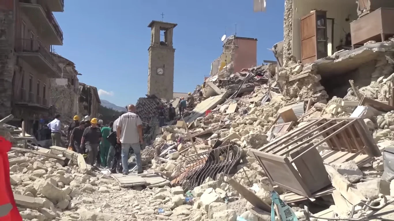 24. August: In Mittelitalien beginnt eine Erdbebenserie. Die Erdstösse erreichen Stärken von 6,0 und mehr. Schwere Schäden gibt in den Gemeinden Accumoli, Norcia, Amatrice (Bild), Arquata del Tronto. 298 Menschen sterben. In der gleichen Region ereignet sich am 26. Oktober weitere schwere Beben, die zahlreiche Häuser einstürzen liessen, jedoch keine Opfer forderten.