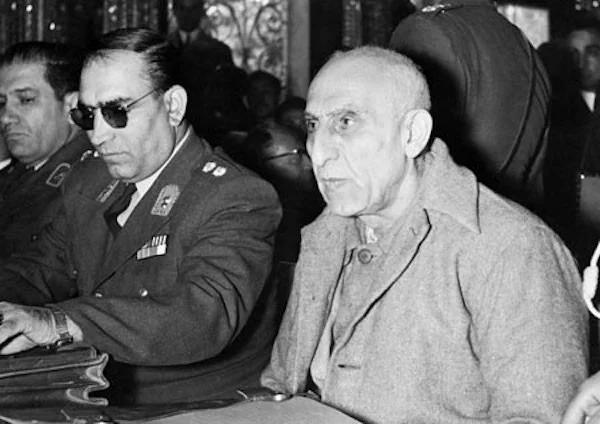 Mohammad Mossadegh (rechts)