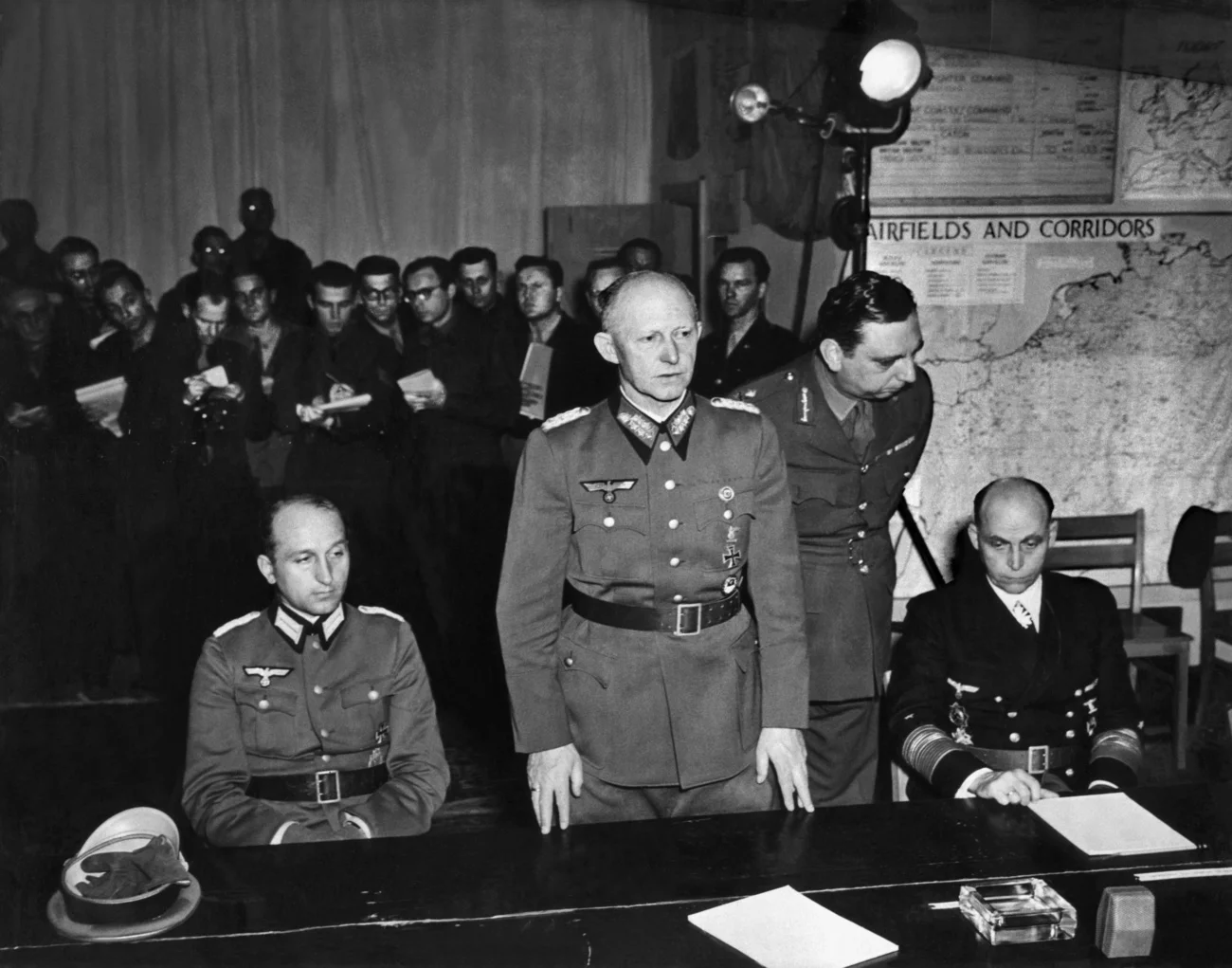 Generaloberst Alfred Jodl am 7. Mai 1945 in Reims vor der Unterzeichnung der Kapitulationsurkunde. Links General Wilhelm Oxenius; rechts Admiral Hans-Georg von Friedeburg. Jodl wird im Nürnberber Prozess zum Tode verurteilt und gehängt.  (Bild: Keystone/Photopress-Archiv/Str) 