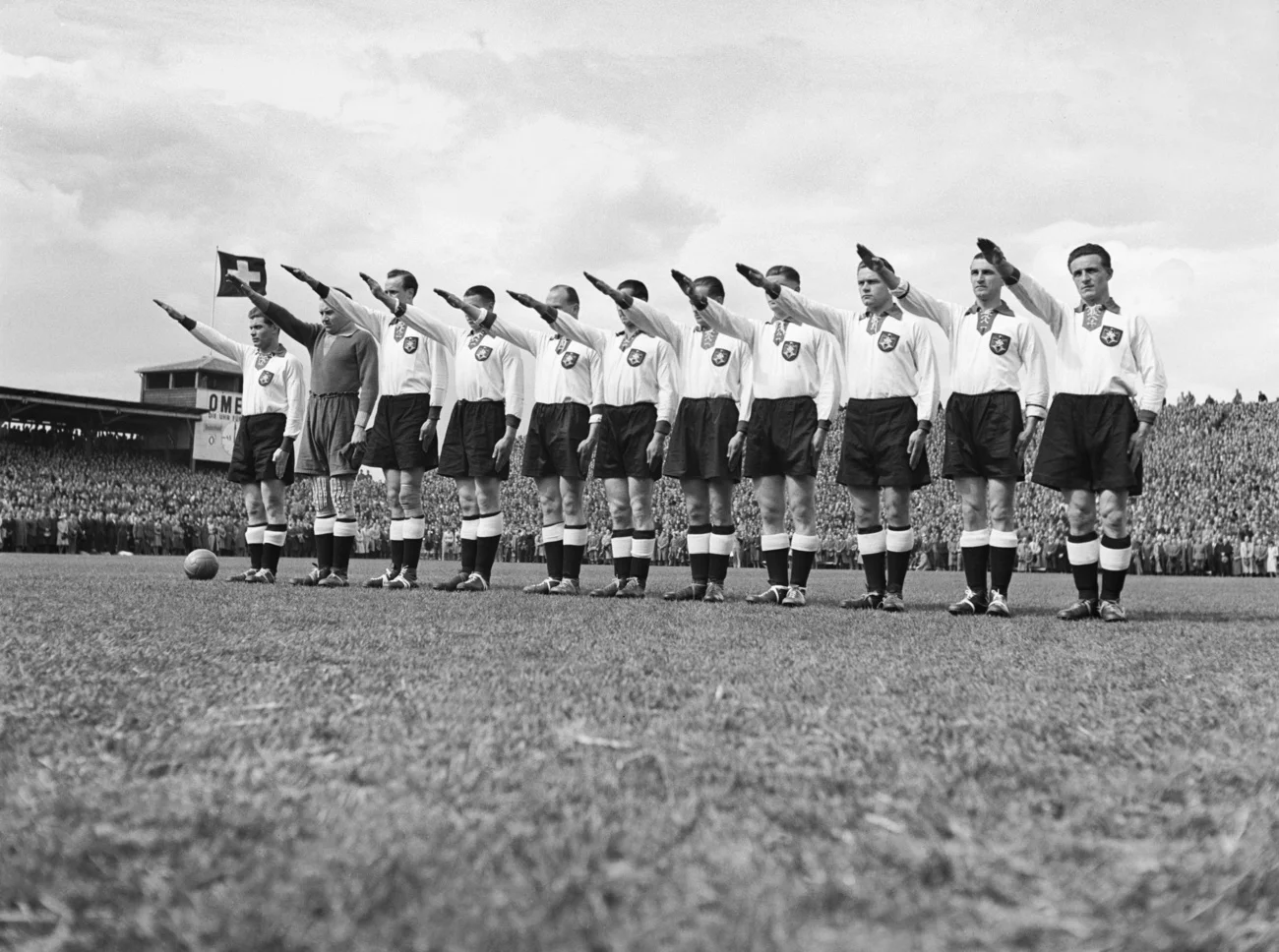 Mitten im Zweiten Weltkrieg, dem Geburtstag von Adolf Hitler, spielt die deutsche Fussballnationalmannschaft im Berner Wankdorfstadion gegen die Schweiz. Die Deutschen verlieren 2:1. Unter den Besuchern befinden sich General Henri Guisan und Bundesrat Karl Kobelt. Nach dem Spiel stürmen die 30'000 Zuschauerinnen und Zuschauer vor Freude das Spielfeld. Viele interpretierten dies als Kundgebung gegen Hitler und Deutschland, dessen Wehrmacht mehrere Tage zuvor mit 680’000 Soldaten das Königreich Jugoslawien u…