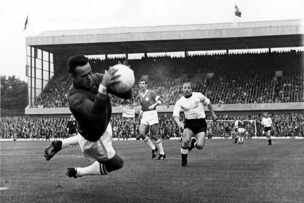 Im Spiel Schweiz gegen Deutschland in Sheffield hält der Schweizer Torhüter Charly Elsener einen Schuss des deutschen Stürmers Uwe Seeler. Die Schweiz verliert das Spiel 5:0. (Foto: Keystone/Photopress-Archiv/UPI/Str)