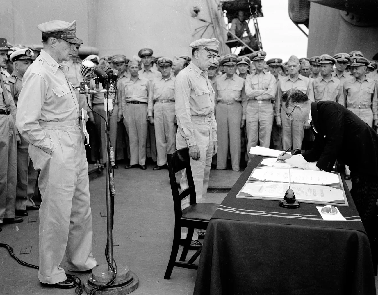 Der japanische Aussenminister Mamoru Shigemitsu unterzeichnet auf der USS Missouri in der Tokyo Bay die Kapitulationsurkunde. General Douglas MacArthur (links) und Lt. Gen. Richard K. Sutherland (Mitte) vertreten die USA bei der Zeremonie. Japan hatte am 15. August die bedingungslose Kapitulation erklärt. Damit ging der Zweite Weltkrieg auch in Asien zu Ende. In Europa hatte die deutsche Wehrmacht am 7. Mai 1945 kapituliert. Der Zweite Weltkrieg hat je nach Quelle zwischen 55 und 66 Millionen Todesopfer ge…