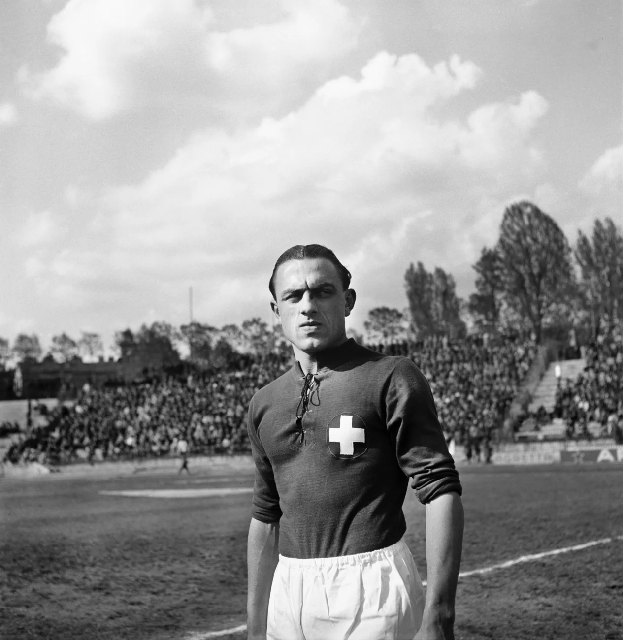 Der Schweizer Fussballspieler bestritt mit der Nationalmannschaft 54 Länderspiele und schoss dabei 21 Tore. Der aus Lugano stammende Amadò spielte beim FC Lugano, bei Servette und den Grasshoppers. Mit diesen Klubs wurde er je fünf Mal Schweizer Meister und fünf Mal Cupsieger. Undatierte Aufnahme. (Foto: Keystone/Photopress-Archiv/Str)